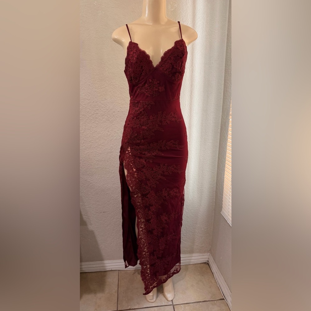 Fashion nova women’s dress size med in burgandy! Perfect for. Night out